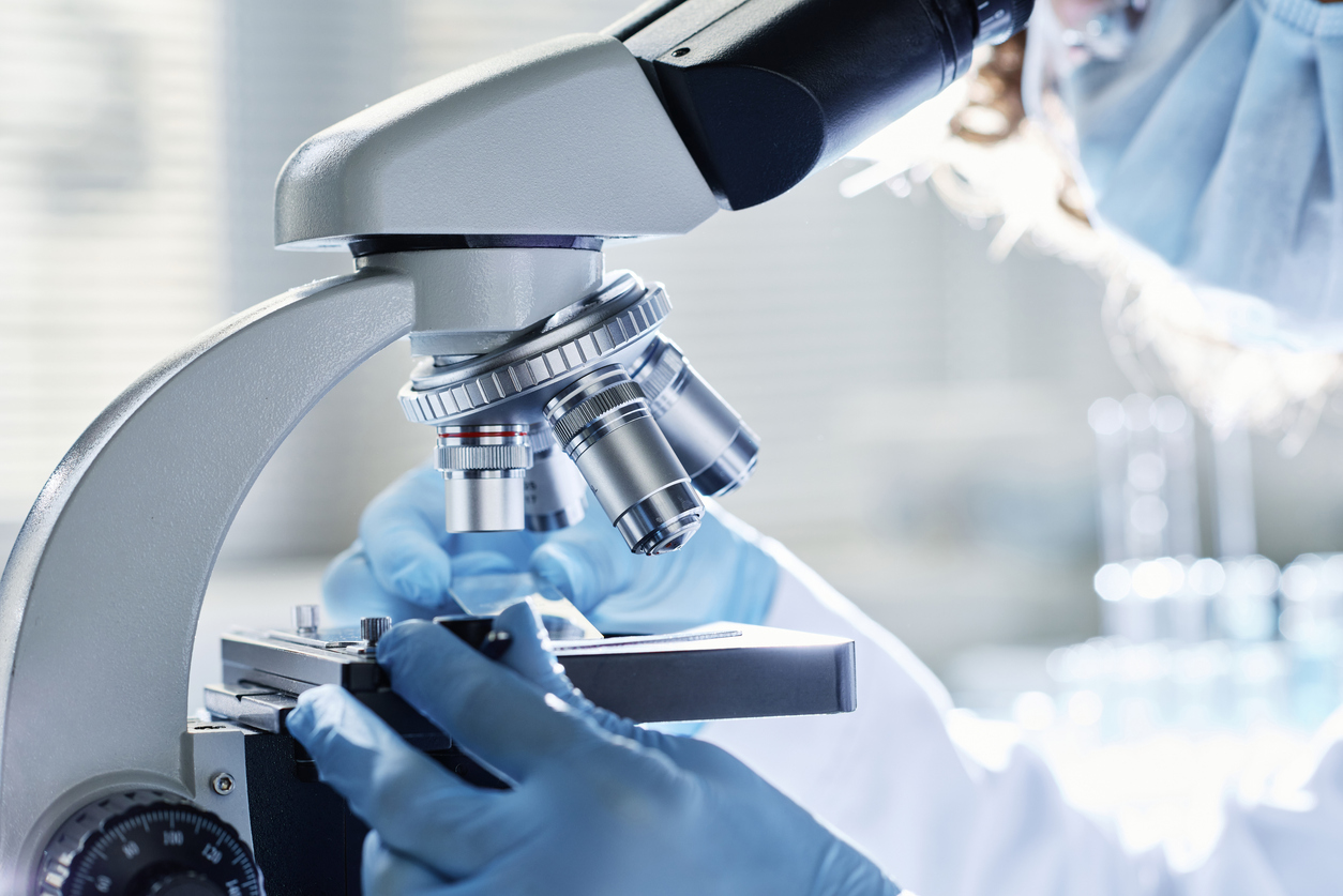 Manos con guantes de un investigador científico preparando todo el equipo necesario antes de realizar un nuevo experimento clínico.